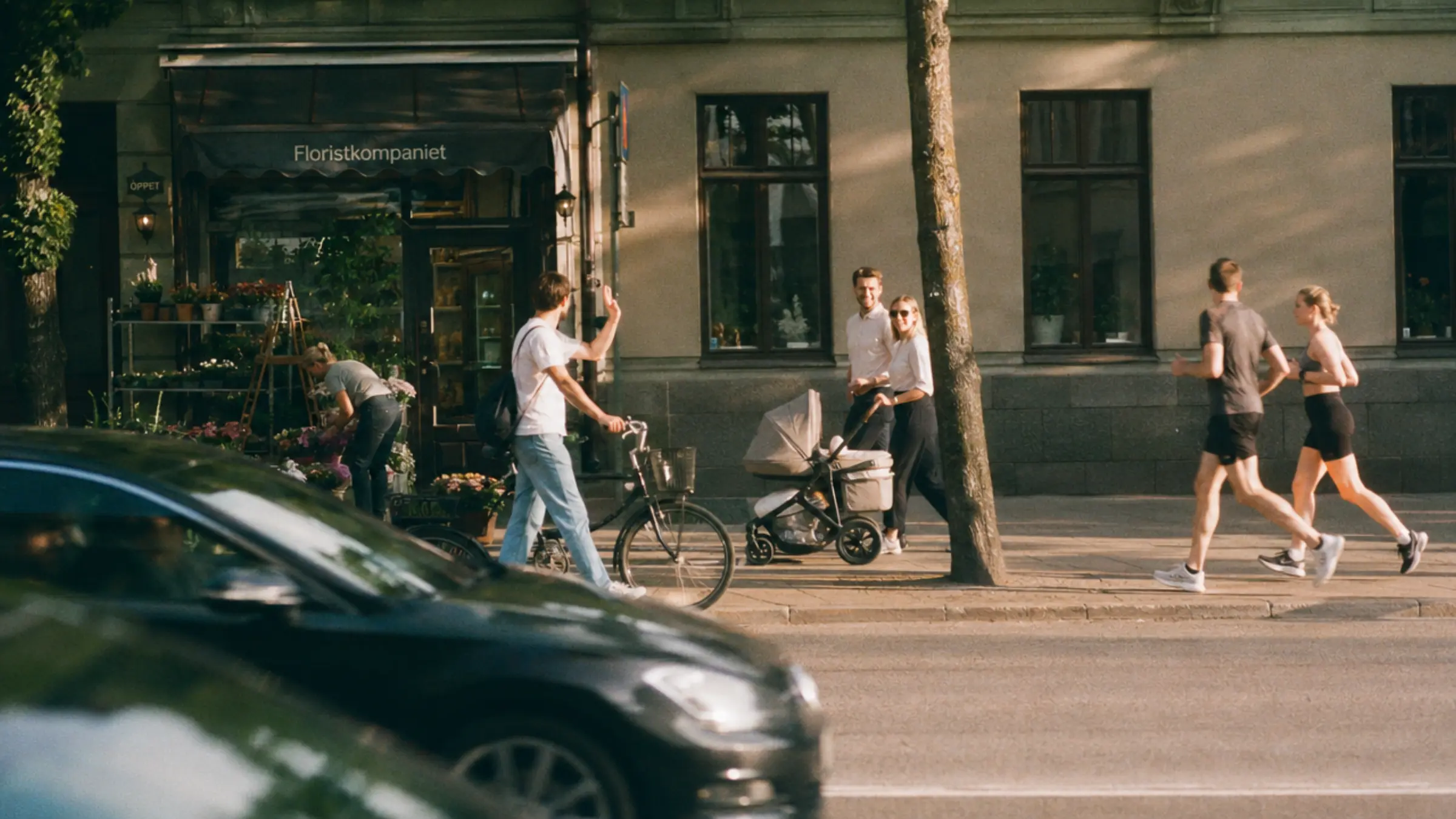 Granne hälsar på vänner från cykeln